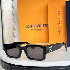 Picture of Louis Vuitton Sunglasses _SKUfw76721326fw